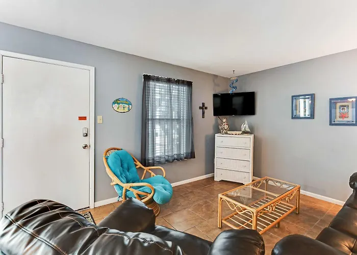 Comfortable At A Beachfront Complex W Ac Wifi Balconies & Shared Pool Holiday home