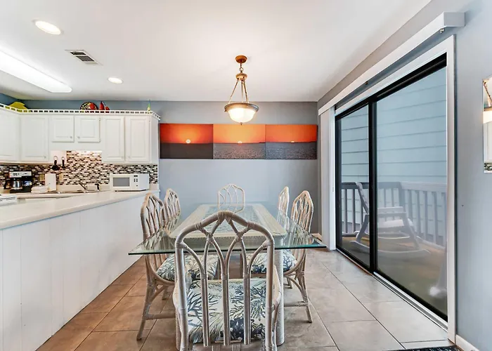 Comfortable At A Beachfront Complex W Ac Wifi Balconies & Shared Pool Holiday home *
